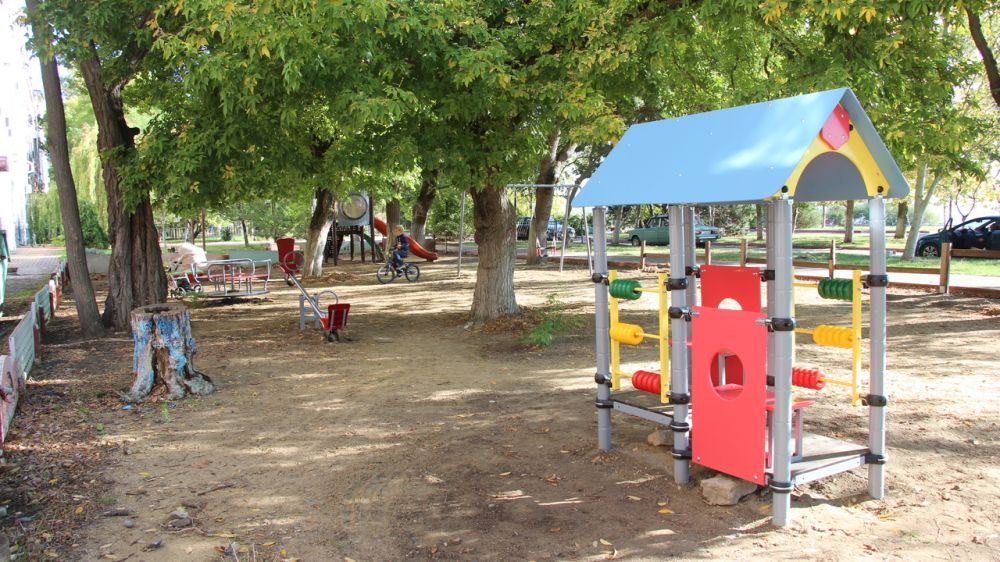 Новые игровые элементы установили на детской площадке на городской набережной