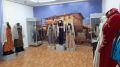 На выставке «Возвращение к истокам» экспонируется более 20 традиционных костюмов – старинных и новых, сшитых современными крымскими дизайнерами по образцам XIX века