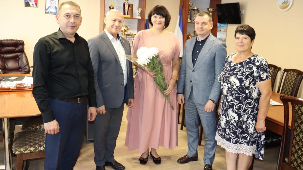 Руководители Сакского района поздравили с Днём рождения председателя Территориальной избирательной комиссии Сакского района Наталью Михальченко