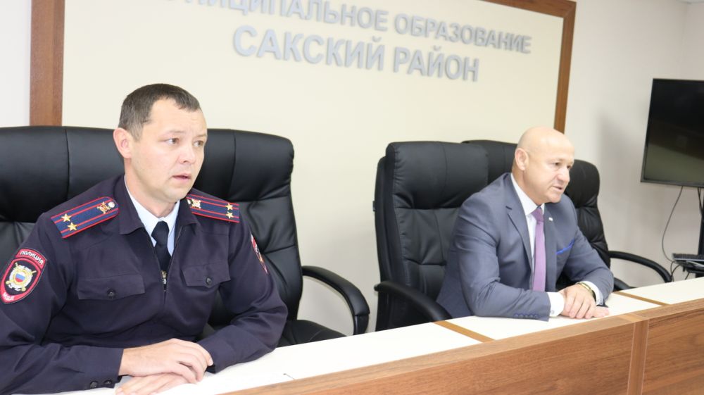 Глава администрации Сакского района Владимир Сабивчак провёл совещание с инспекторами ВУС сельских поселений Сакского района.