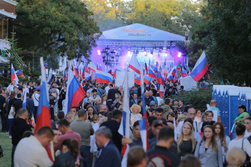 В Симферополе проходит митинг-концерт в поддержку новых территорий РФ