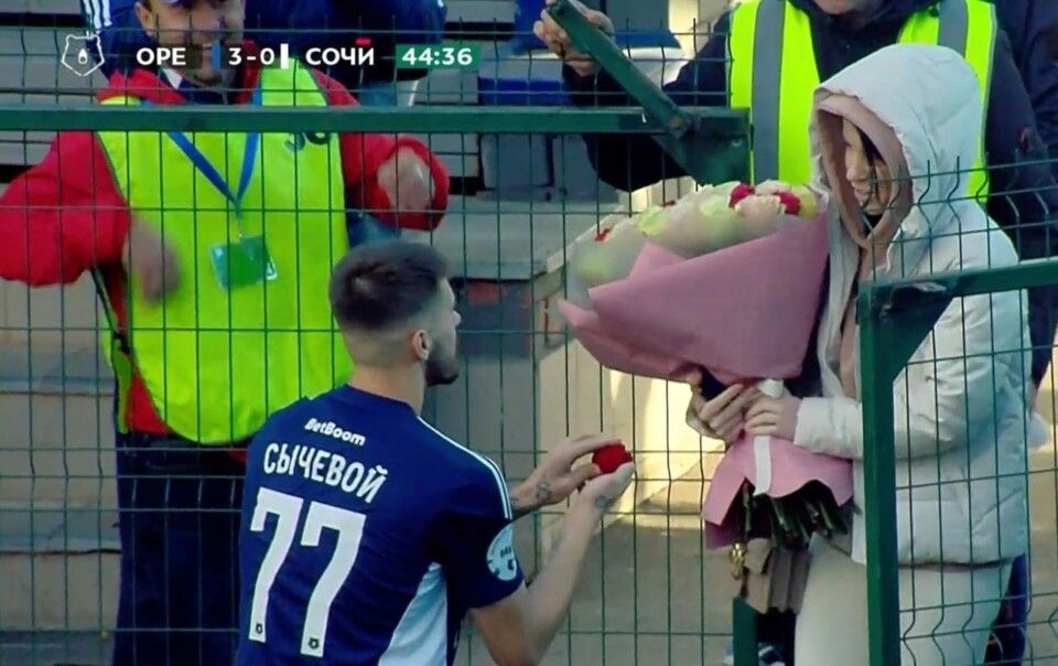 Крымский футболист сделал предложение девушке на игровом поле