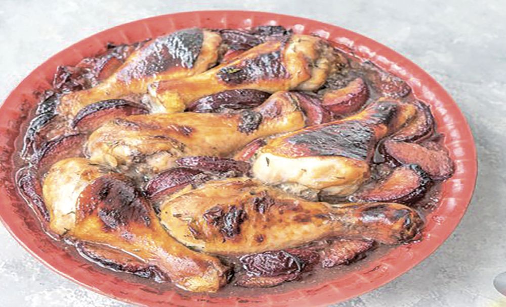 Куриные голени запеченные со сливами: рецепт от «Крымской газеты»