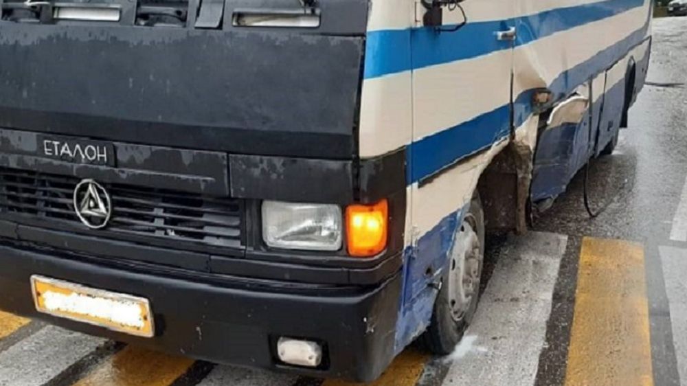 На трассе в Белогорске столкнулись легковушка и рейсовый автобус