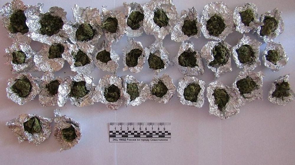 28-летнего жителя Севастополя задержали с десятками свертков с марихуаной