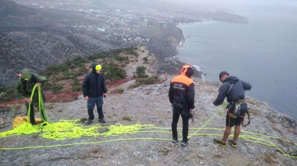 Альпинисты застряли на горе Сокол в Судаке