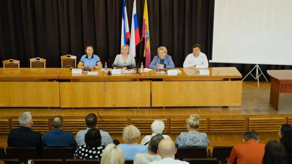 8 сентября начальник Инспекции Элина Акулова провела встречу с Председателями Советов МКД г. Ялта