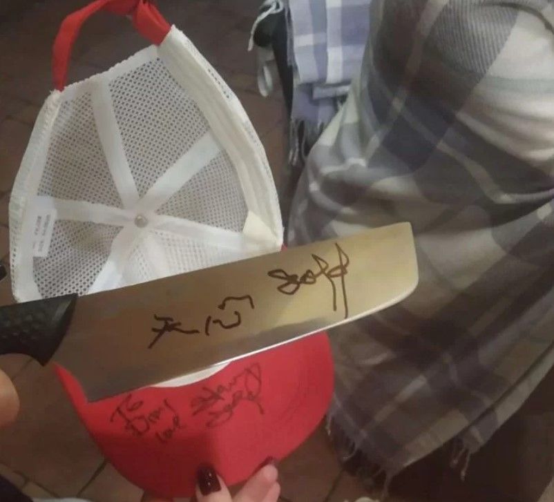 Севастополец за миллион продает кепку и нож с автографом Стивена Сигала