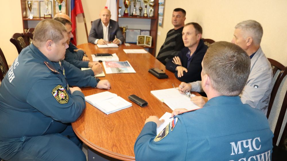Владимир Сабивчак провёл совещание по вопросу развития добровольных пожарных команд на территории Сакского района
