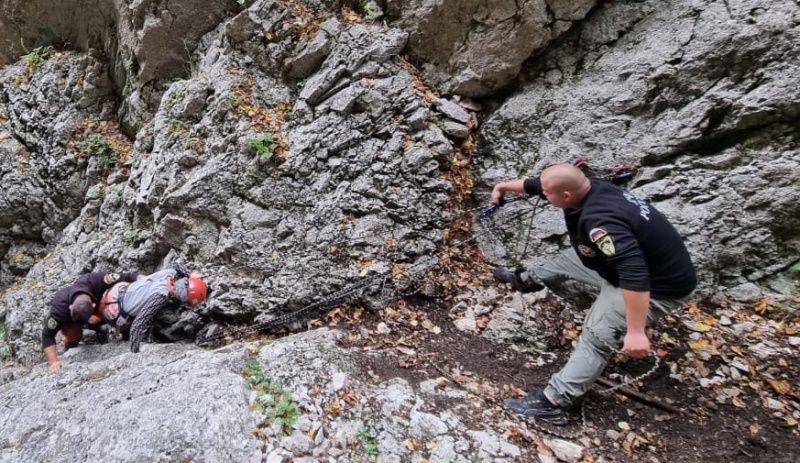 Крымские спасатели два дня искали заблудившуюся в горах туристку
