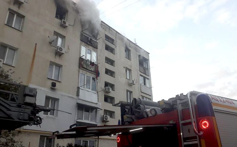 В Крыму на пожаре спасли двоих и эвакуировали 20 человек