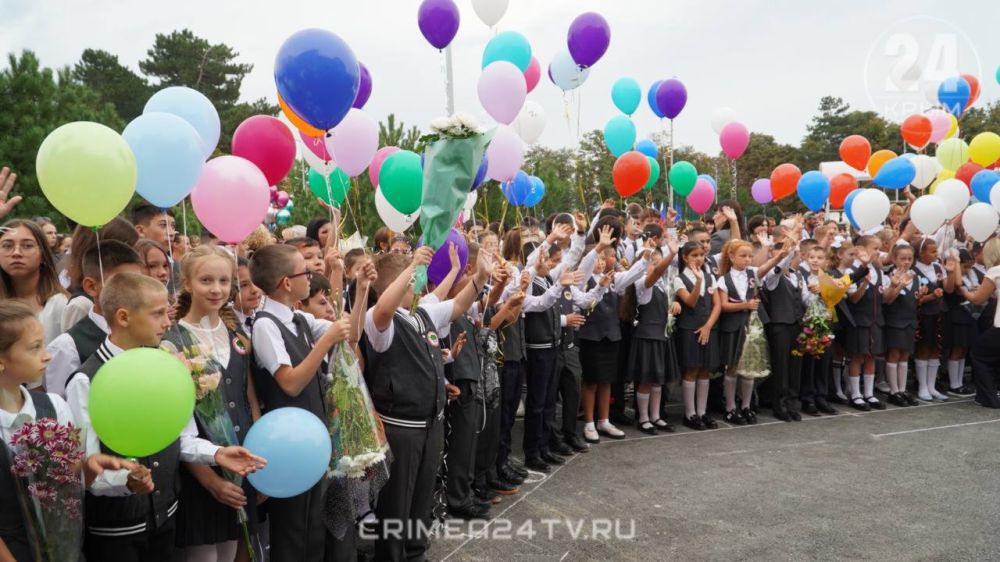 Аксёнов поздравил учителей с их профессиональным праздником