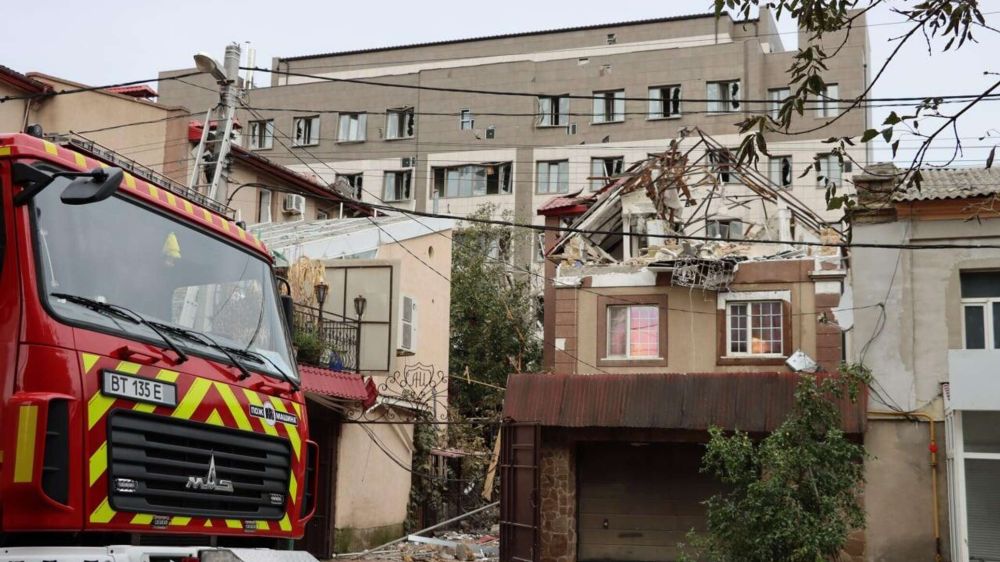Ракетный удар по гостинице в Херсоне: есть жертвы