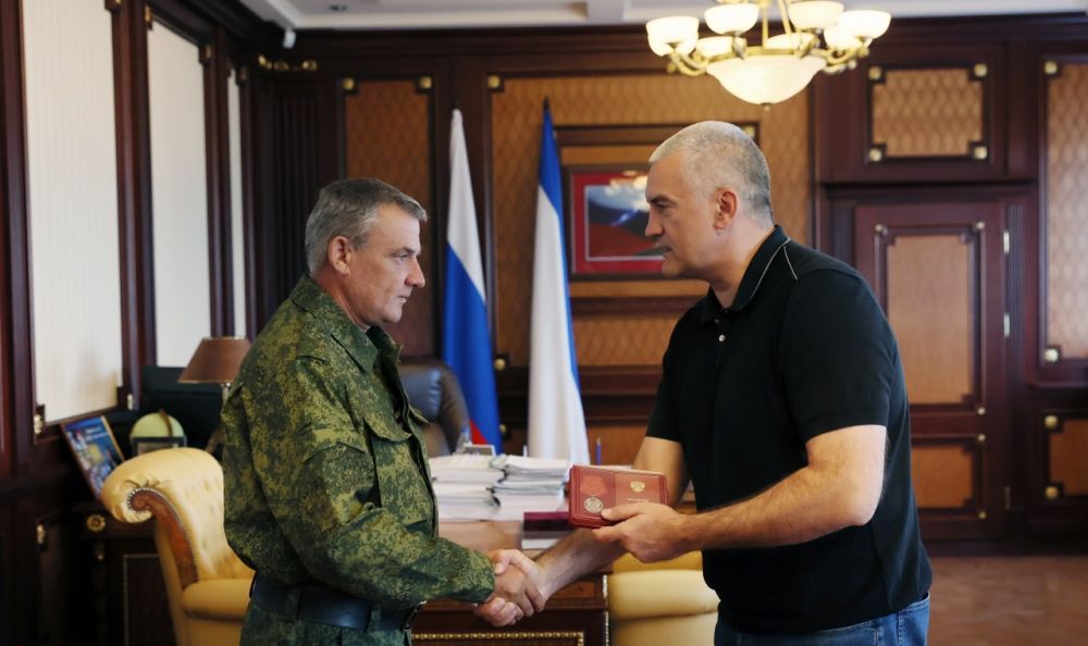 Аксёнов наградил добровольца медалью ордена «За заслуги перед Отечеством» II степени