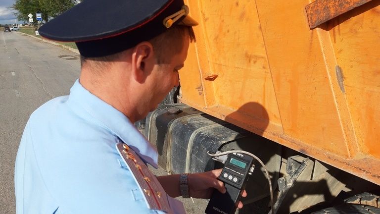 Сотрудники Госавтоинспекции г. Евпатории проверяют уровень дымности выхлопных газов автомобилей