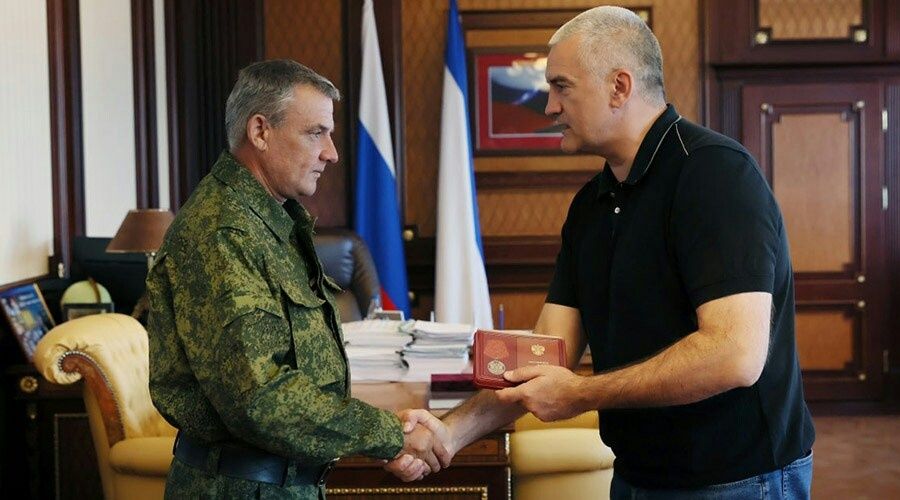 Добровольца из Крыма наградили медалью ордена «За заслуги перед Отечеством»
