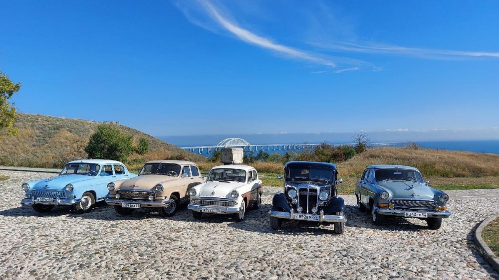 Керчь взбудоражила колонна ретро-автомобилей: 5 фото редких машин в старинной крепости