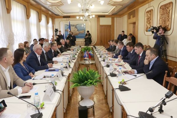Крымские парламентарии встретились с делегацией депутатов Государственной Думы РФ во главе с Леонидом Слуцким