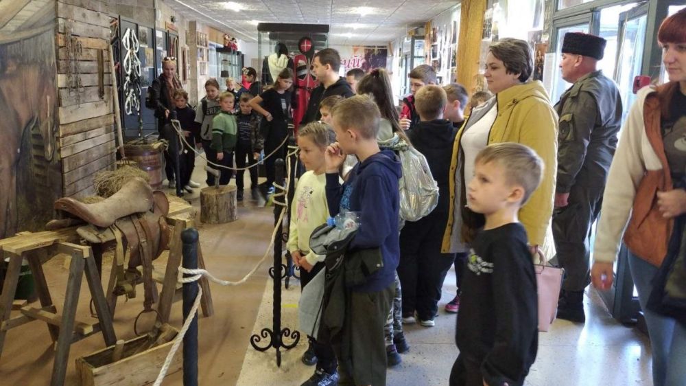 В фойе районного Дворца культуры Сакского района проходит мобильная передвижная казачья выставка, посвященная казачьей истории и культуре