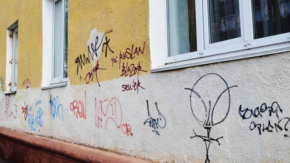 старая стена. плесень на стенах. ребенок рисует на стене. портить стены. портить стены.