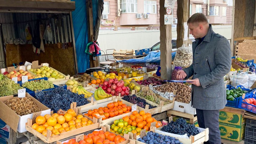 Доставка продуктов евпатория. Магазин в Крыму в Евпатории еда вода на кассе.