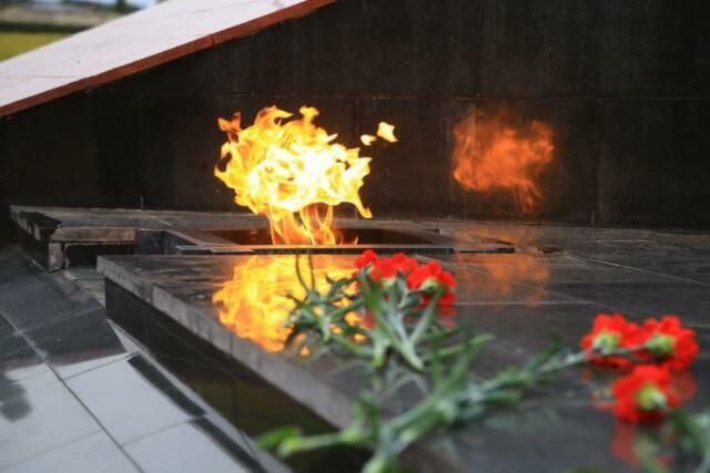 Женщина сожгла венки на Вечном огне в Севастополе