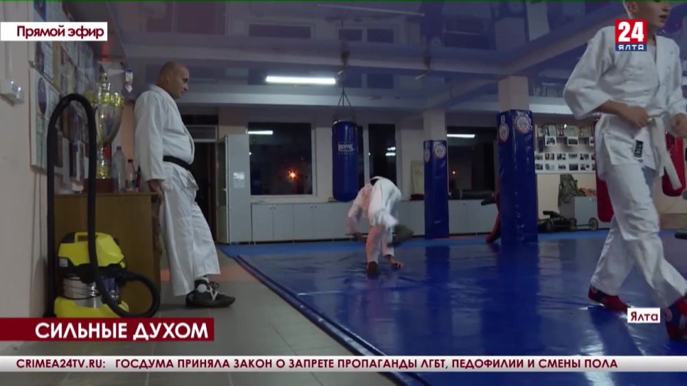 В Ялтинском отделении ДОСААФ для детей проводят тренировки по боксу и рукопашному бою