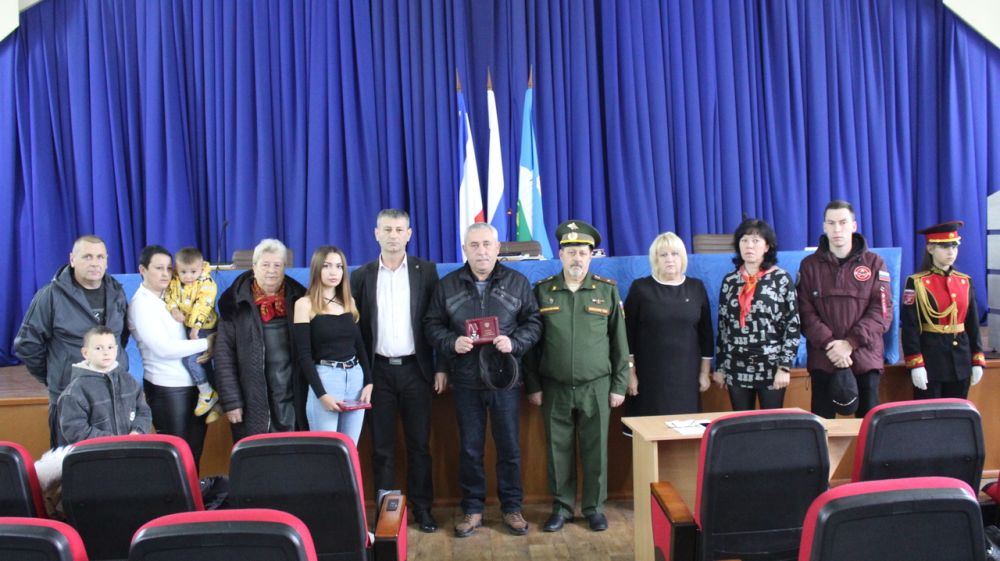 В администрации Белогорского района вручили награду «Орден Мужества» родным и близким воинов, погибших в ходе специальной военной операции