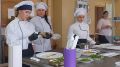 Крымские школьники примерили на себя поварские колпаки и готовили печеночный мусс