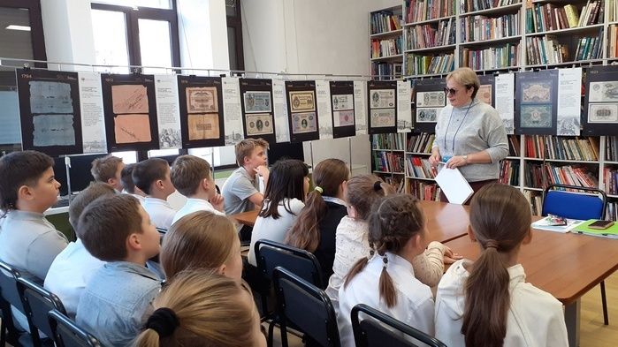 Свыше 70 симферопольских школьников стали участниками экскурсии по фотовыставке «История российских бумажных денег»