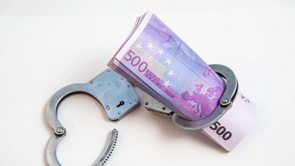 В Севастополе мошенница выдала пенсионеру соцвыплату в сувенирных евро