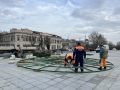 На площади Ленина в Симферополе устанавливают главную ёлку города
