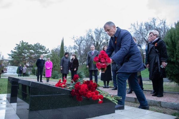 Владимир Константинов: В Крыму уделяется особое внимание установлению имён захороненных в Братских могилах, увековечиванию памяти солдат Красной Армии