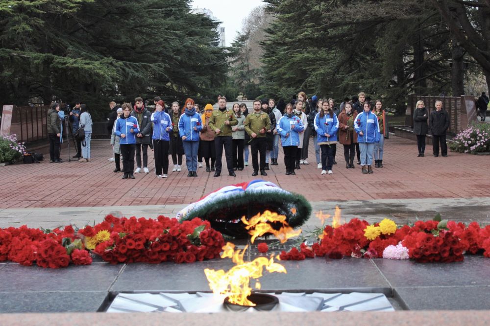 Крымские студенты возложили цветы к мемориалу «Вечный огонь» в Симферополе
