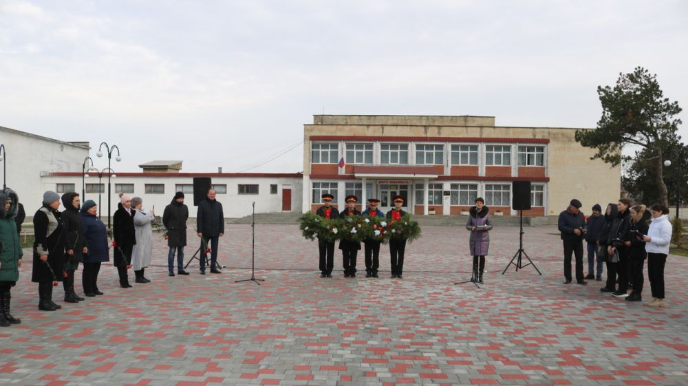 В День Неизвестного солдата руководство Сакского района приняло участие в памятных мероприятиях.