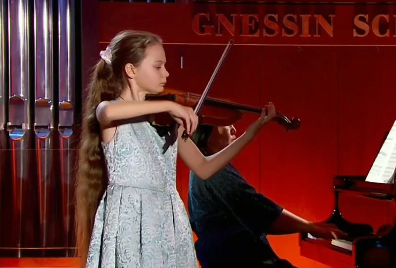 Юная севастопольская скрипачка вышла в финал международного телеконкурса «Щелкунчик»