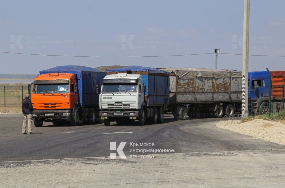 Больше 350 водителей грузовиков застряли в очереди на Керченскую паромную переправу