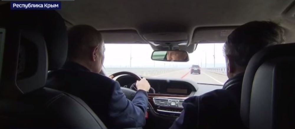 Путин за рулём машины проехал по Крымскому мосту