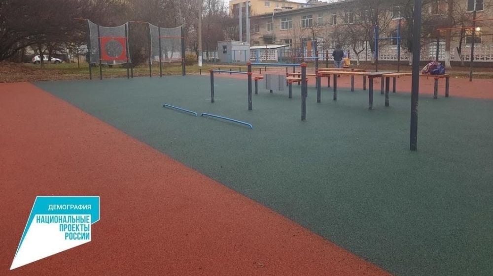 В поселке Нижнегорский завершен монтаж малой спортивной площадки