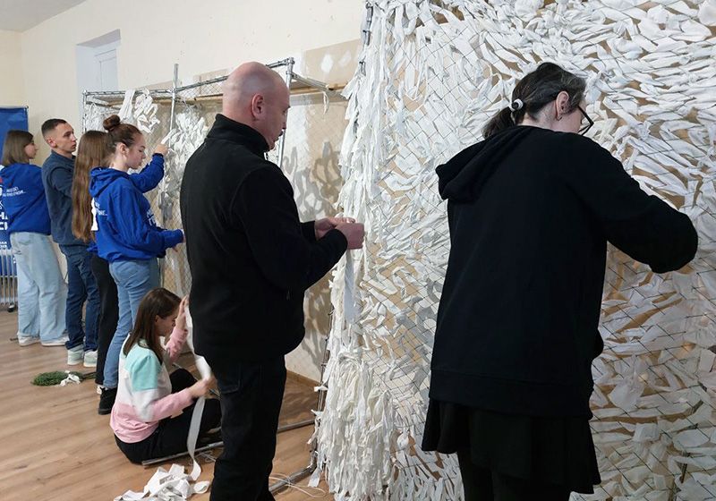 Севастопольские волонтеры плетут маскировочные сети для участников СВО