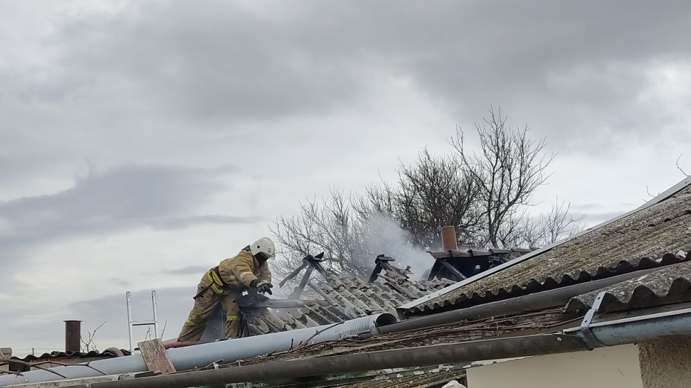 Сотрудники МЧС Республики Крым продолжают ликвидировать пожары в сельской местности