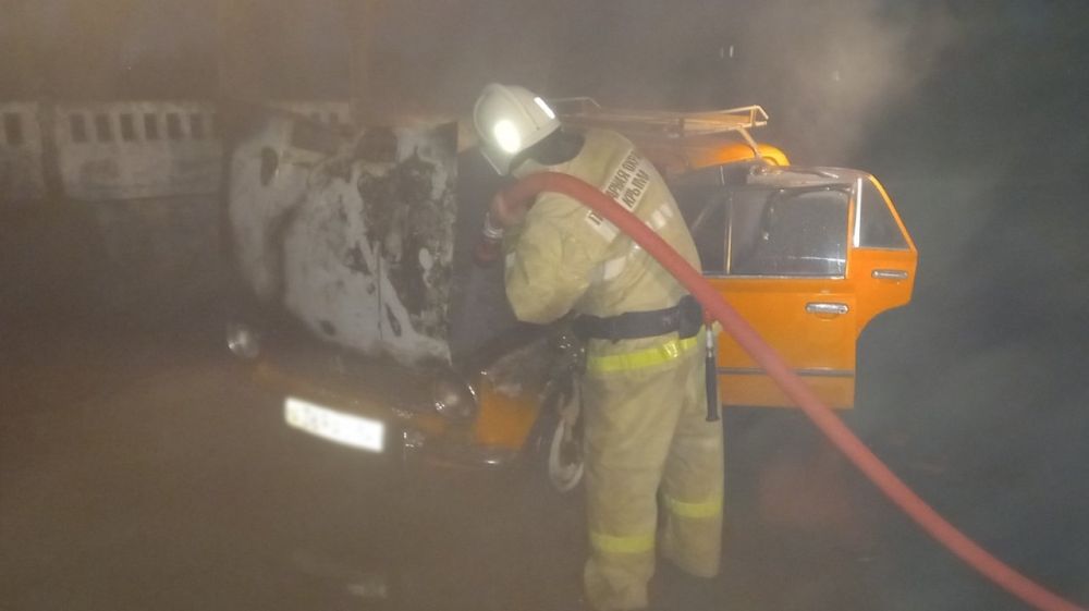 Сотрудники ГКУ РК «Пожарная охрана Республики Крым» ликвидировали возгорание легкового автомобиля
