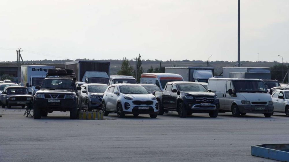 Сотни машин стоят в очереди на паромы через Керченский пролив