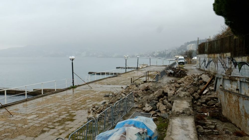 Заброшенный пляж бывшего пансионата «Донбасс» в Ялте благоустроят за 400 млн рублей