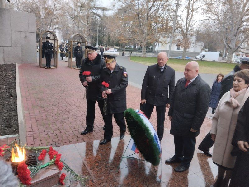 Севастопольцы отдали дань уважения героям Отечества