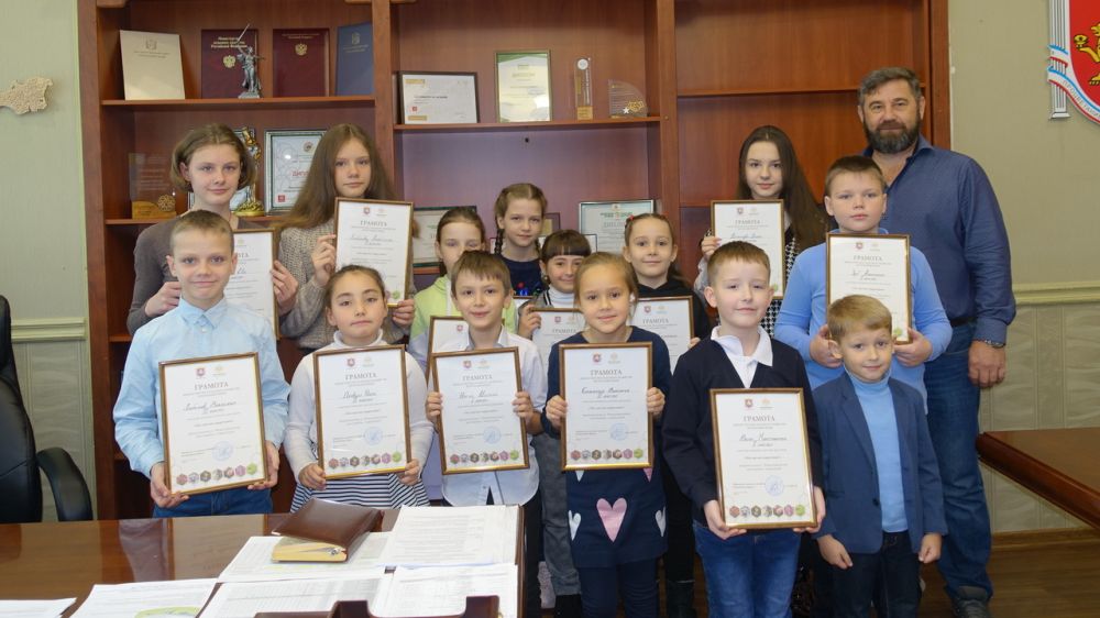 В Минсельхозе Крыма торжественно наградили победителей Конкурса детских рисунков «Мы против коррупции!»