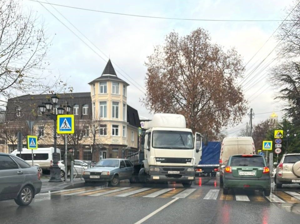 В центре Симферополя неповоротливый грузовик устроил ДТП