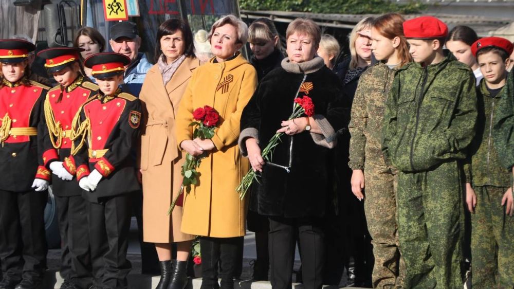 Сегодня в пгт Куйбышево состоялся митинг, посвященный открытию отреставрированного памятника на братской могиле воинов, погибших в годы Великой Отечественной войны
