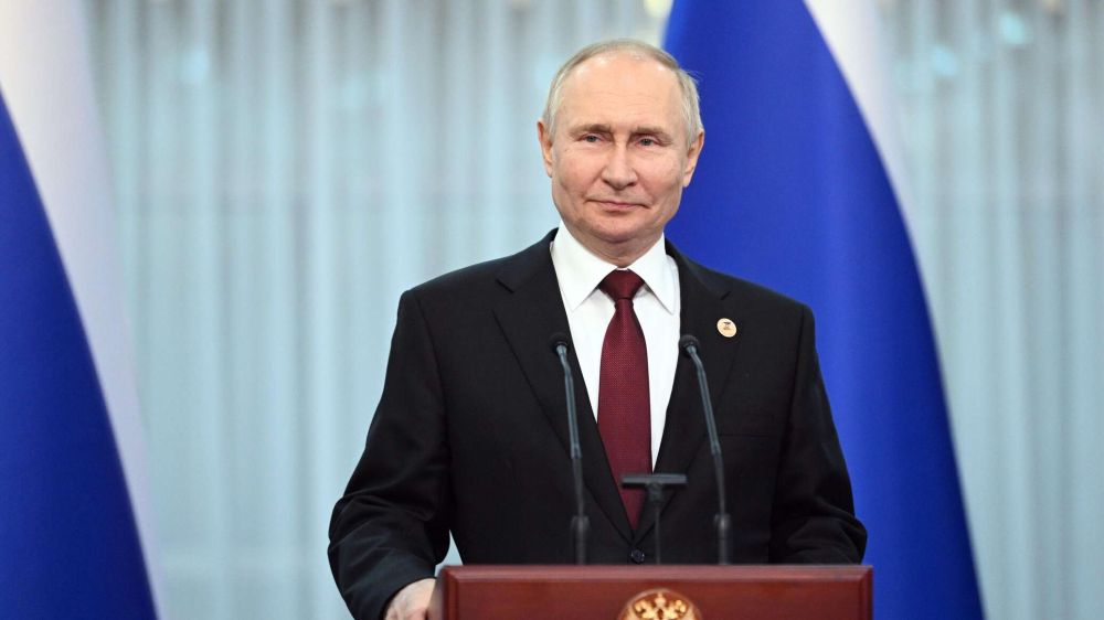 Путин: Россия будет идти вперед и никому не даст очернить своих героев