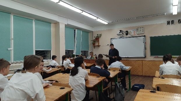 В одной из школ Симферополя проведен классный час ко Дню Конституции Российской Федерации
